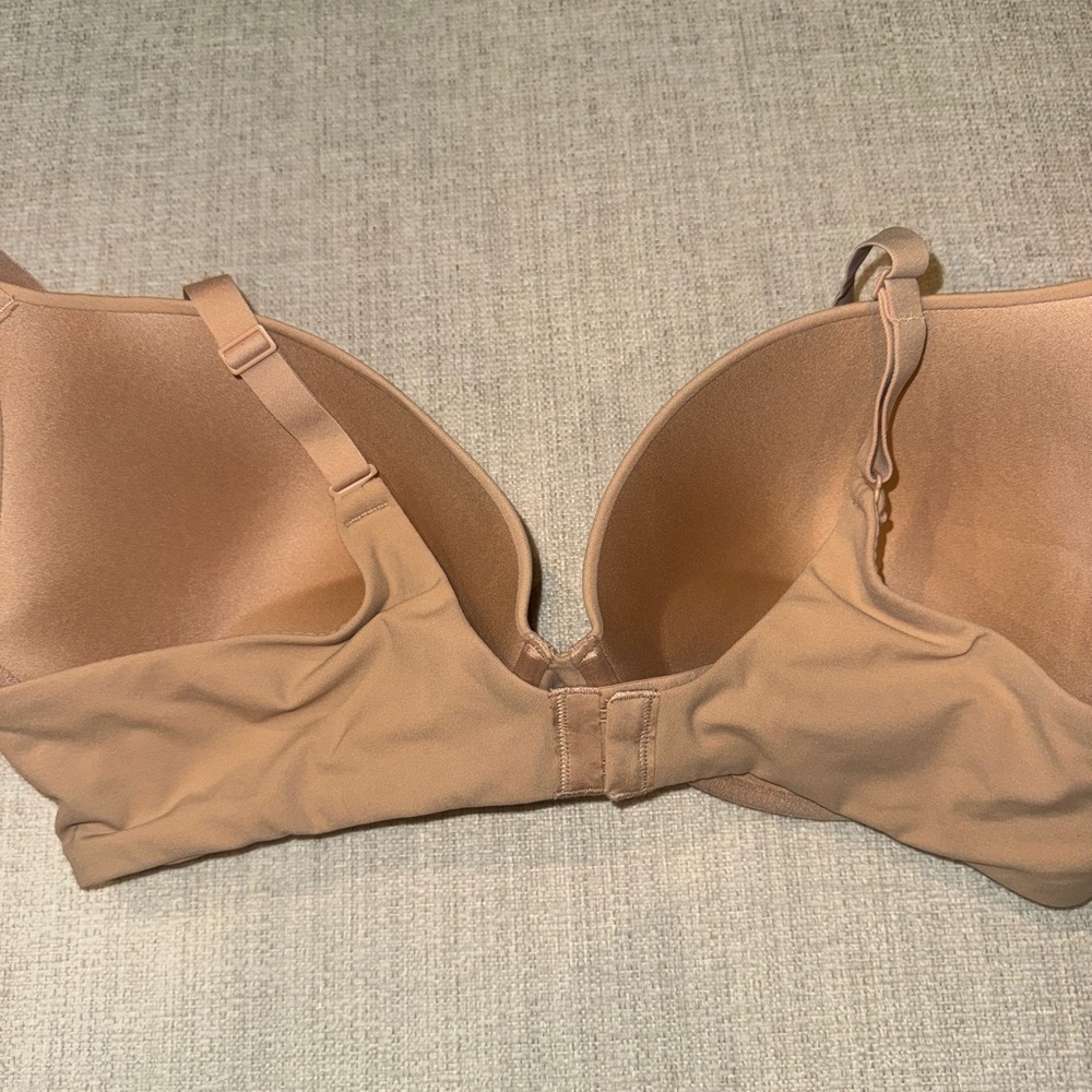 SKIMS Fits Everybody Push-Up Bra - Picture 2 of 3